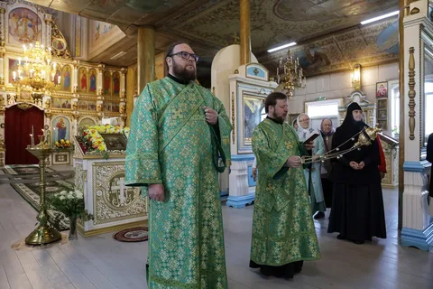 В день Святого Духа настоятель храма сослужил митрополиту Даниилу в Свято-Духовском храме города Кургана