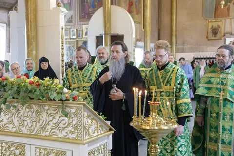 В день Святого Духа настоятель храма сослужил митрополиту Даниилу в Свято-Духовском храме города Кургана