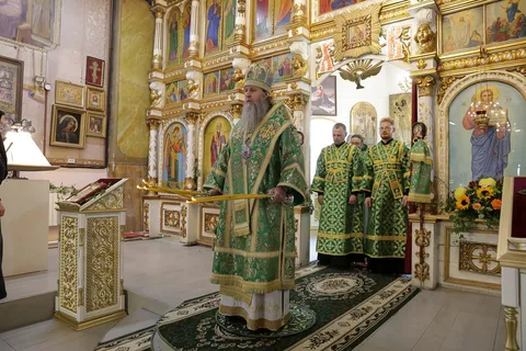 В день Святого Духа настоятель храма сослужил митрополиту Даниилу в Свято-Духовском храме города Кургана