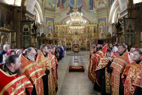 Настоятель храма принял участие в Великой пасхальной вечерне в кафедральном соборе