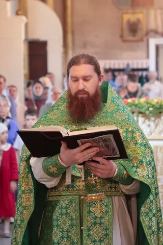 В день Святого Духа настоятель храма сослужил митрополиту Даниилу в Свято-Духовском храме города Кургана