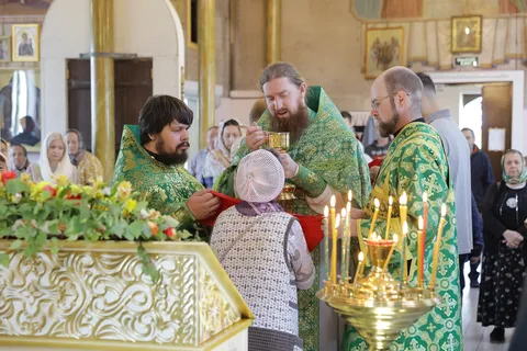В день Святого Духа настоятель храма сослужил митрополиту Даниилу в Свято-Духовском храме города Кургана