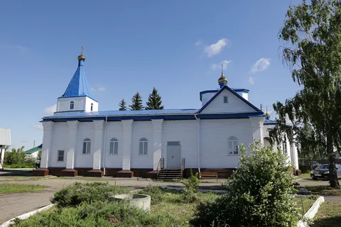 В день Святого Духа настоятель храма сослужил митрополиту Даниилу в Свято-Духовском храме города Кургана