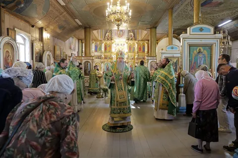 В день Святого Духа настоятель храма сослужил митрополиту Даниилу в Свято-Духовском храме города Кургана